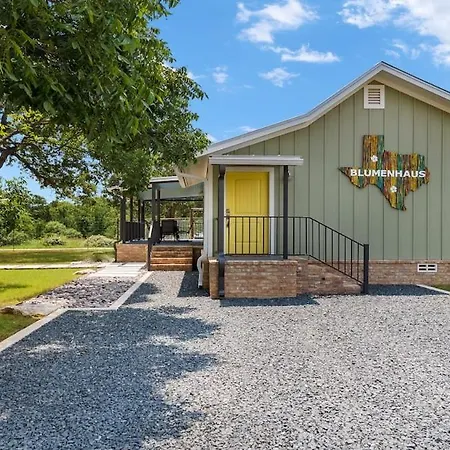 Blumenhaus Sleeps 6 Full Kitchen Plus Hot Tub
