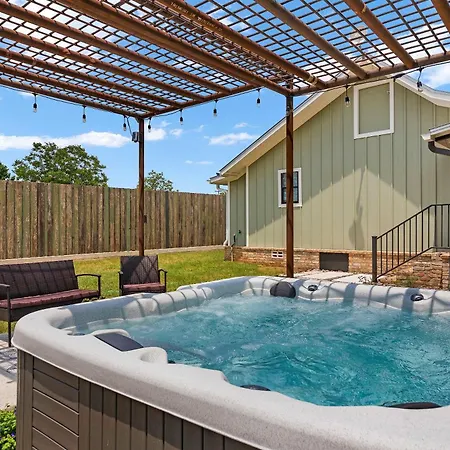 Blumenhaus Sleeps 6 Full Kitchen Plus Hot Tub